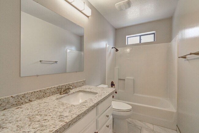 Building Photo - HUGE House In Tempe Close to ASU