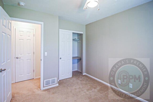 Building Photo - Beautiful and Spacious 4 Bedroom 2.5 Bathr...