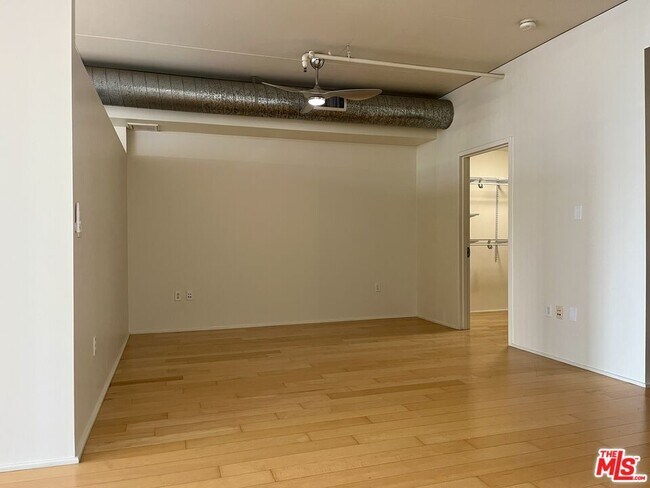 Building Photo - 1100 S Hope St
