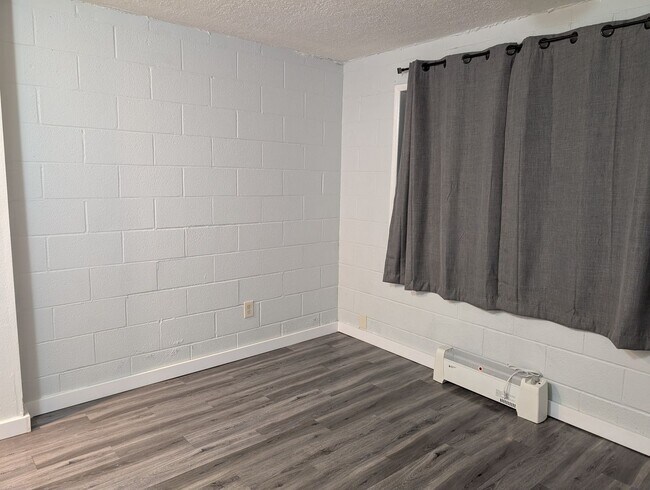 Building Photo - 2 Story House, 4 Bedrooms + Bonus Room in Ochoco West - Water/Sewer Provided - Available Now!