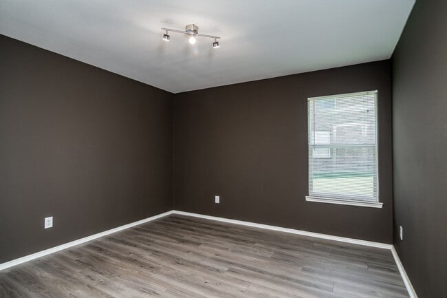Building Photo - *Ready for Quick Move-in*