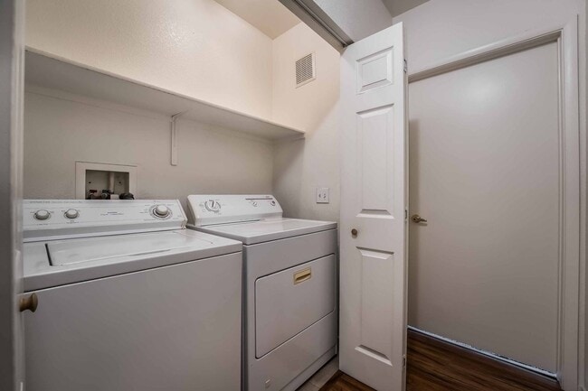Building Photo - 3 Bedroom Open Layout Condo in Gated Commu...
