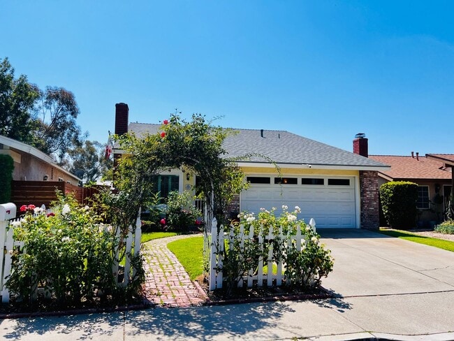 Building Photo - Beautiful 4 bedroom 2 bath House, with man...