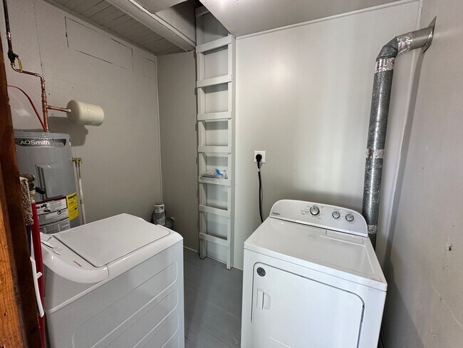 Building Photo - Newly Renovated 3 bedroom/1 bath Apartment!