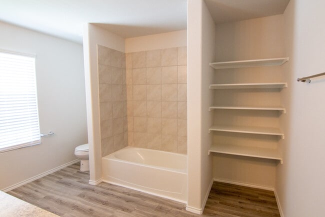 Building Photo - Leonard Crossing - 1006 Rice Drive, Bryan,...