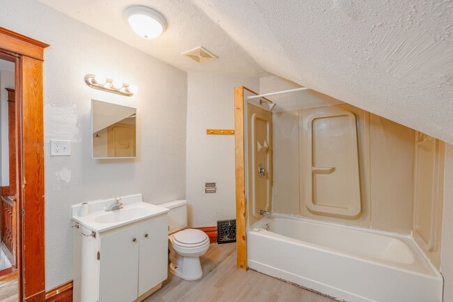 Building Photo - 132 W 14th Ave