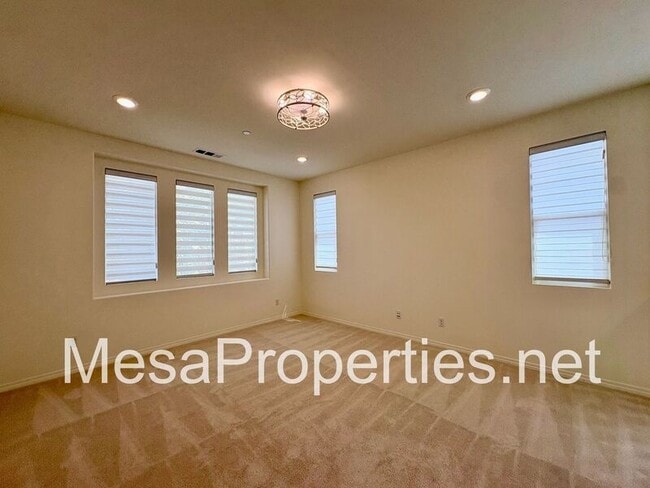 Building Photo - 3244 E Yellowstone Dr