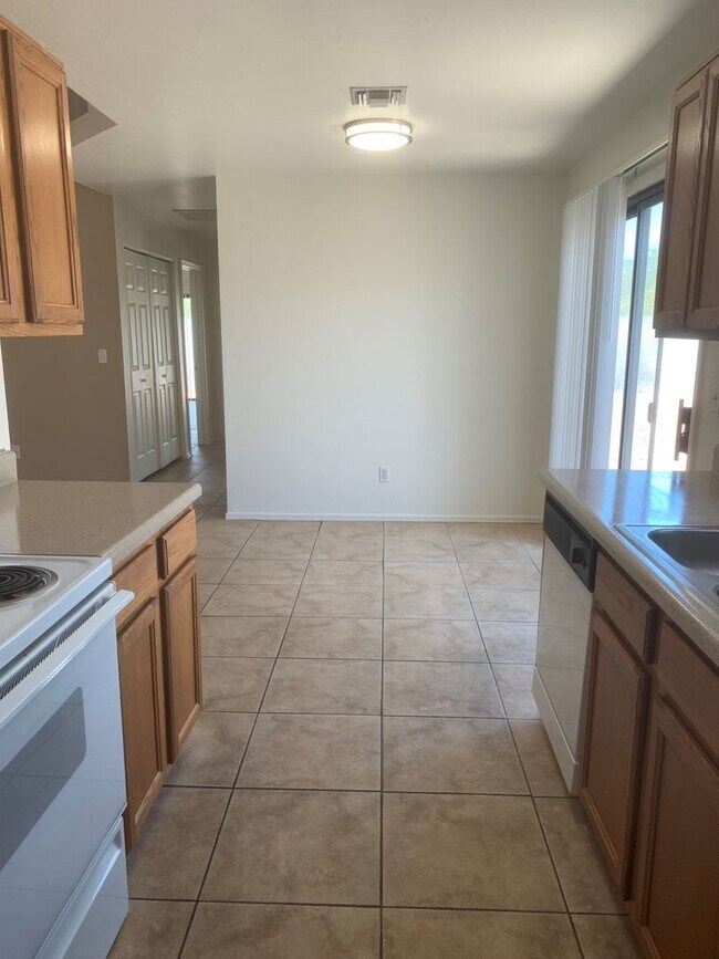 Building Photo - 9115 E Esperanza Dr