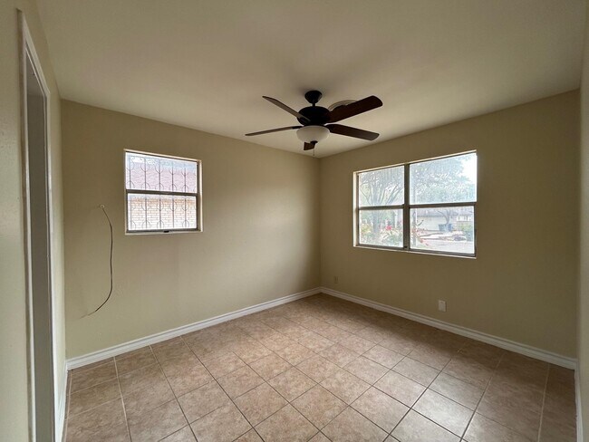 Building Photo - 1006 Laurel Dr