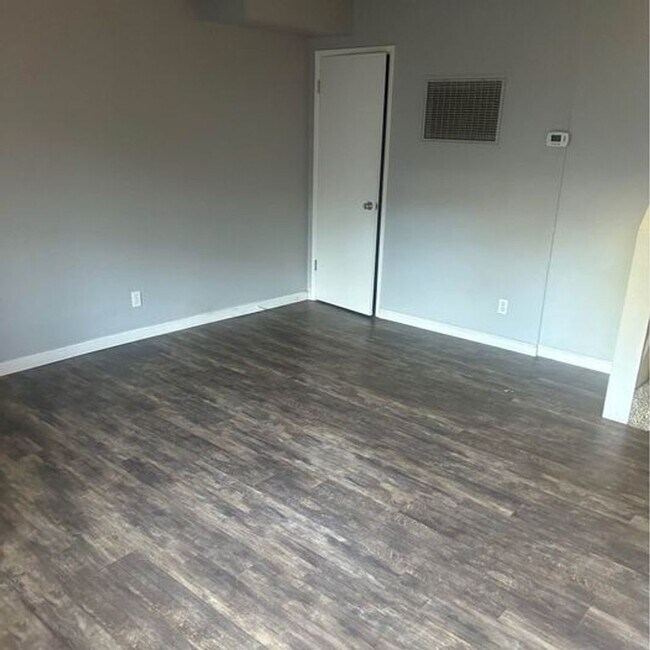 Building Photo - 2440 Almandor Cir