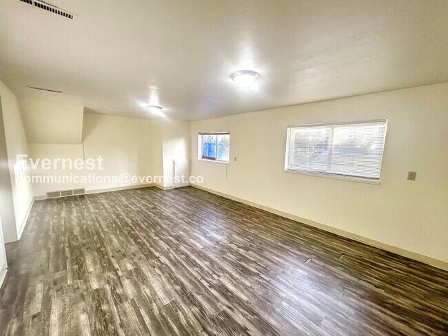 Building Photo - 808 S Sheridan Ave