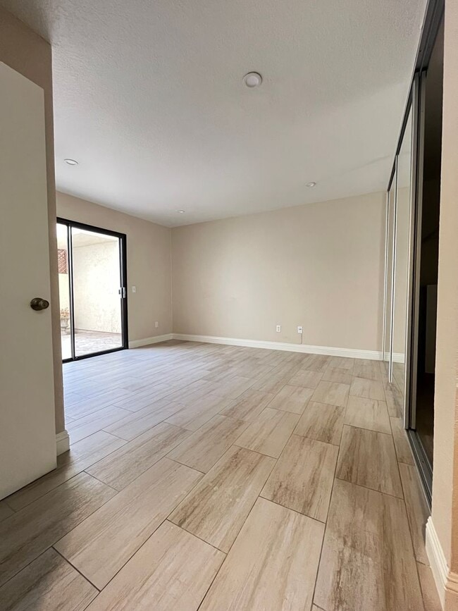 Building Photo - BEAUTIFULLY UPGRADED 1 STORY CONDO