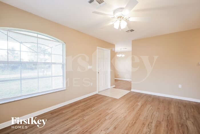 Building Photo - 425 Vanetta Dr