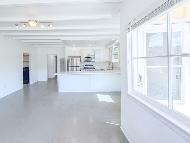 Building Photo - 2 Bed 1 Bath Beach House | Inboard | Silve...