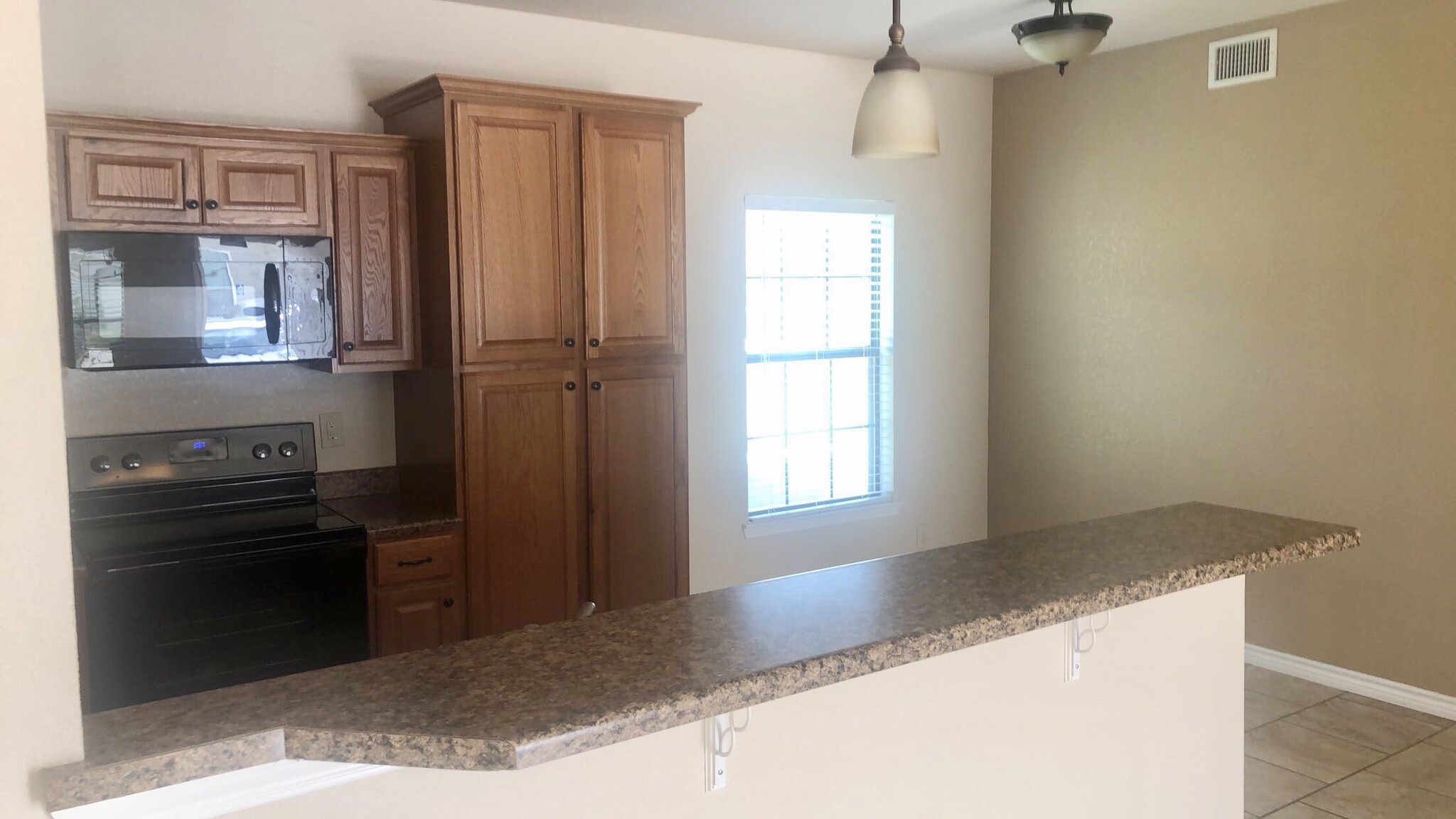 Kitchen, corner for dining table - 1305 Kings Way