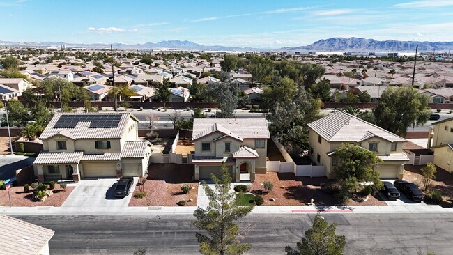 Building Photo - "Spacious 3-Bedroom Oasis with 2.5 Baths on Grandmother Hat Street, North Las Vegas!"