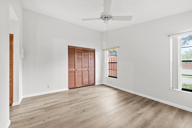 Building Photo - 8019 SE Villa Cir