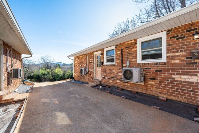 Building Photo - 5009 Oxford St