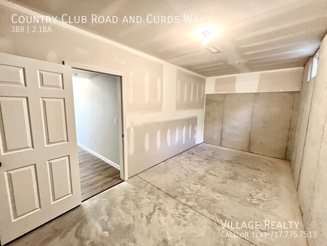 Building Photo - 705 Country Club Rd