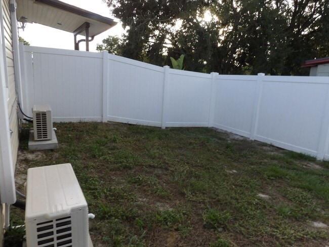 Building Photo - Cute 2 Bedroom 1 Bath with huge Screen Porch * Call Sheila M at 386-804-6675