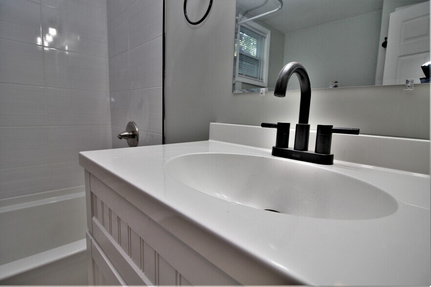 Building Photo - 4634 Southcrest Dr
