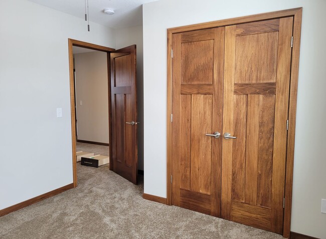 Building Photo - Middle Unit Townhouse