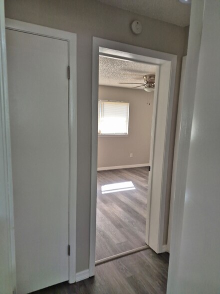 Building Photo - 2131 W Greenway Pl