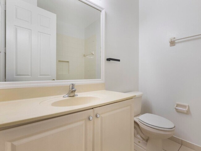 Building Photo - Coventry Townhomes