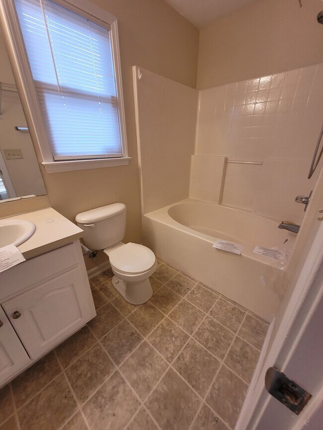 Building Photo - 4 bedroom 2 bath