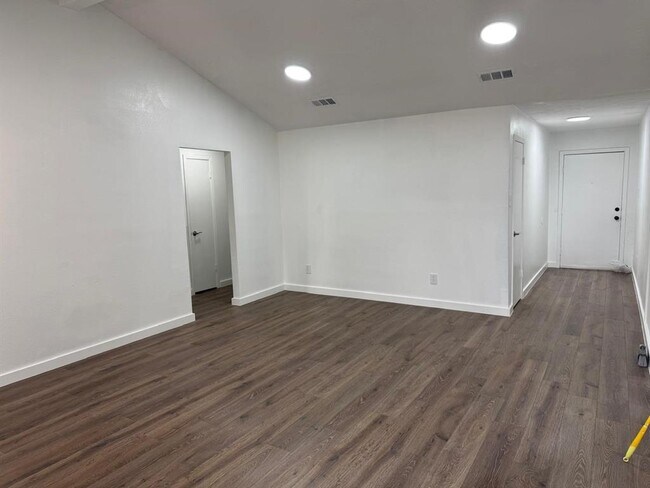 Building Photo - 23911 Verngate Dr