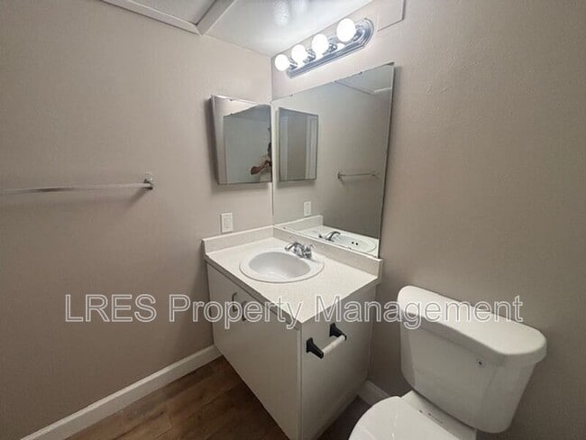 Building Photo - 390 Lake Placid Ct