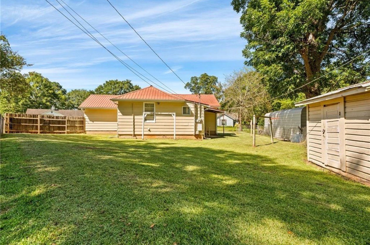 Building Photo - 107 Maple St