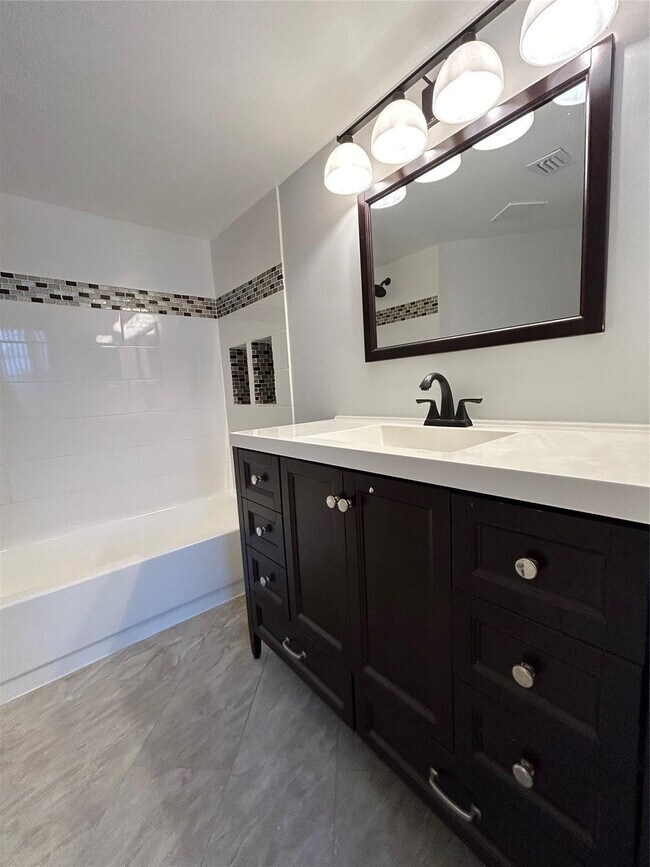 Building Photo - 211 Lake Pointe Dr