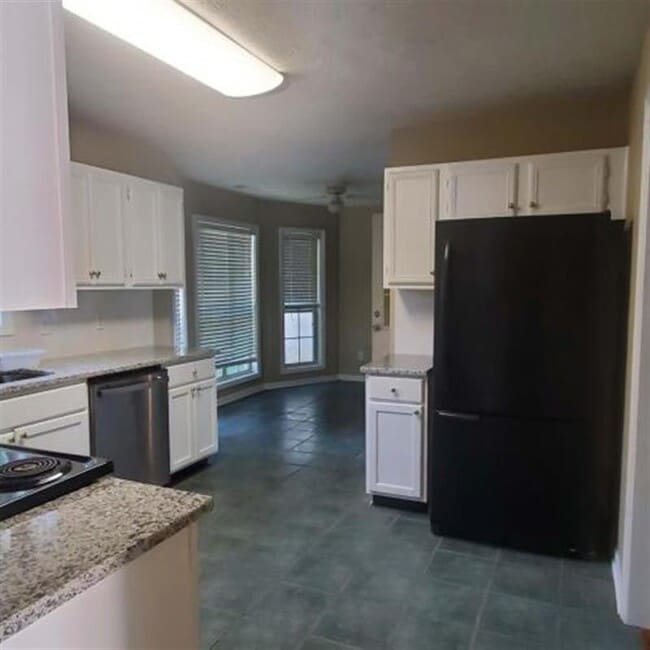 Building Photo - BEAUTIFULHOMES....