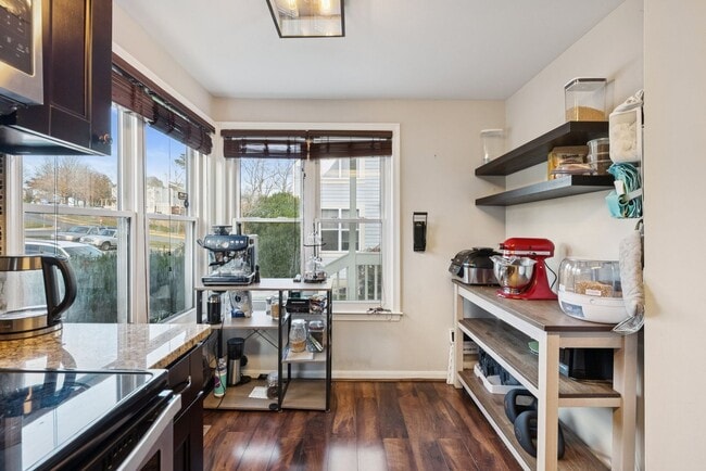 Building Photo - Welcome home to this beautifully updated end-unit townhome in the heart of Kingstowne — one of No...