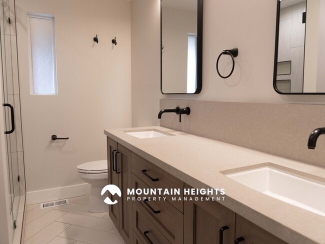 Building Photo - 8589 Kings Hill Dr