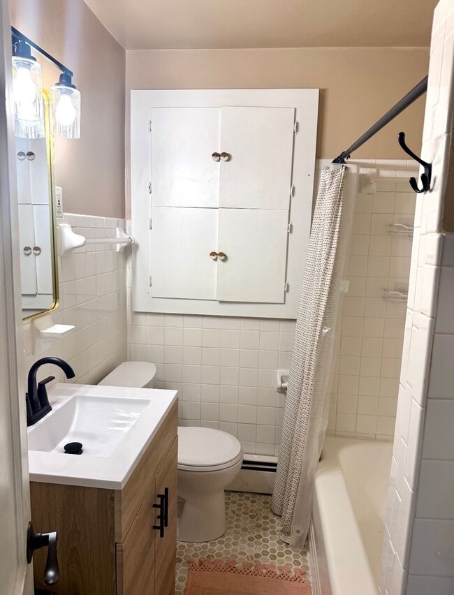 Building Photo - 5 Bed 2 Bath Home for Rent in Chesapeake!