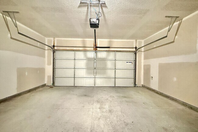 Building Photo - AVAILABLE NOW! (Pet Friendly)