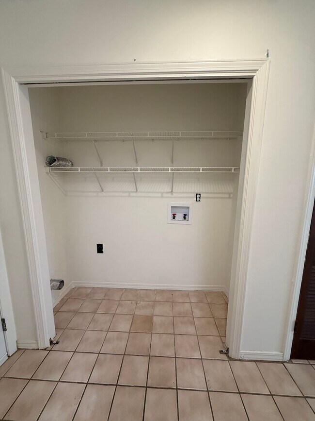 Building Photo - 513 Landview Dr