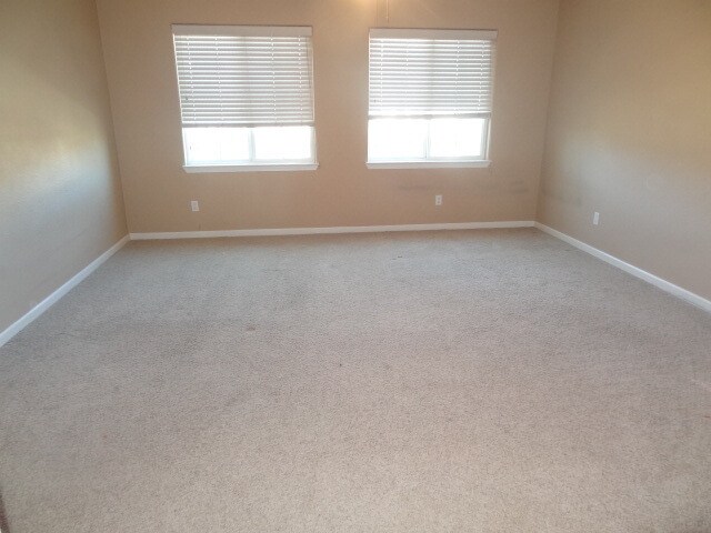 Building Photo - Huge home in Elk Grove