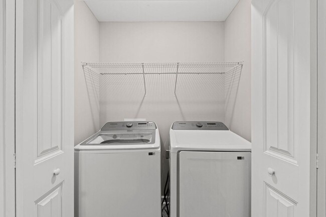 Building Photo - Gorgeous End Unit Townhome for Rent!!