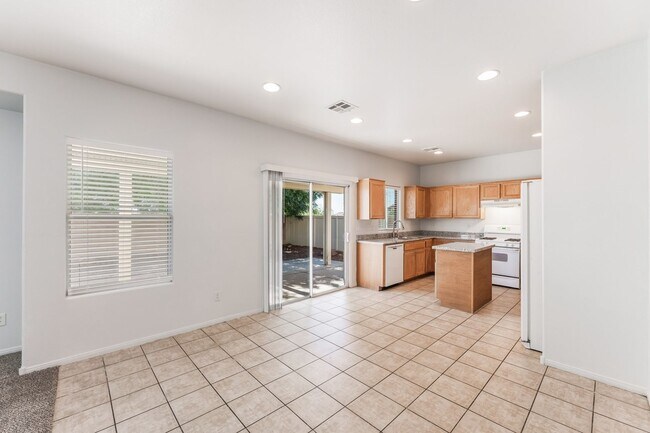 Building Photo - You're going to love this 4 bedroom 2.5 bath! Looks and Feels Brand New!