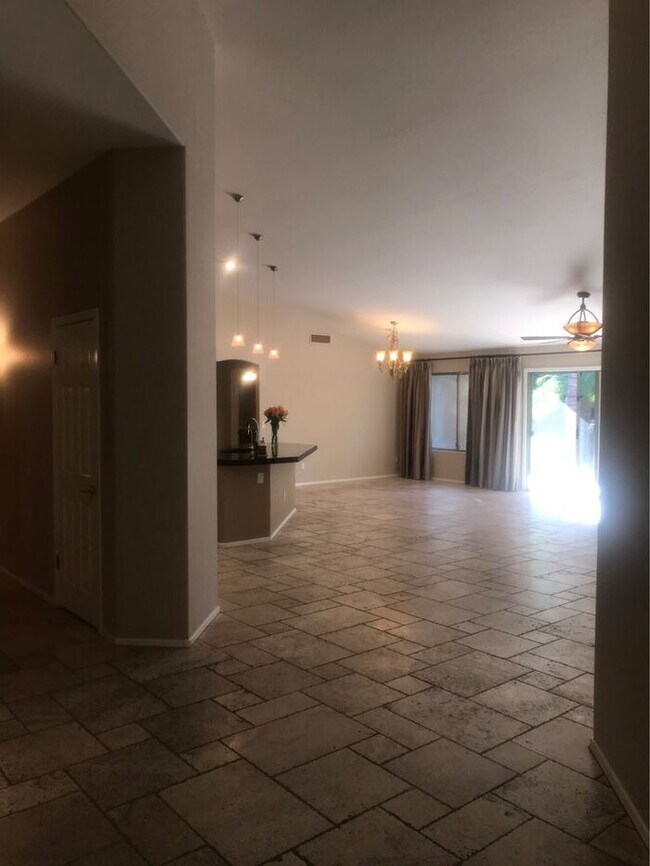 Building Photo - Spacious Home in North East Mesa!
