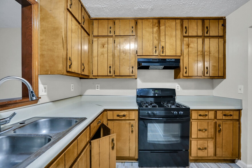 Building Photo - 5795 Sheldon Ct