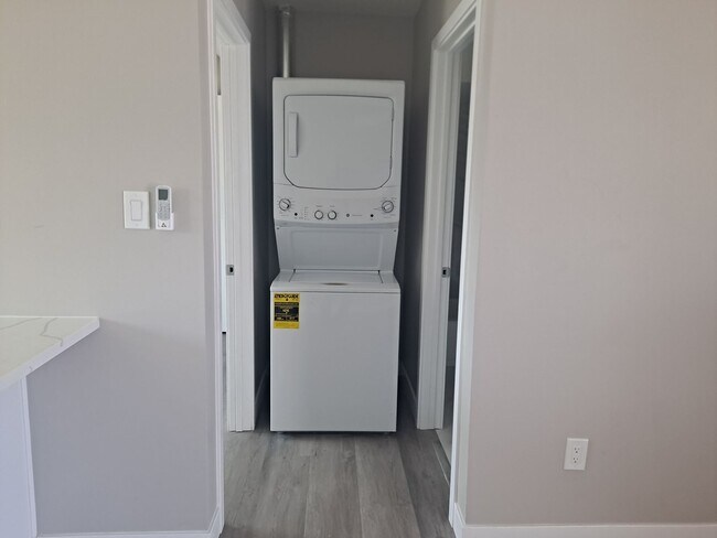 Building Photo - Pacific Beach - Washer & Dryer in Unit/AC/ 1 Assigned Parking Space
