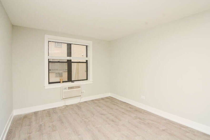 Building Photo - 450 W Barry Ave