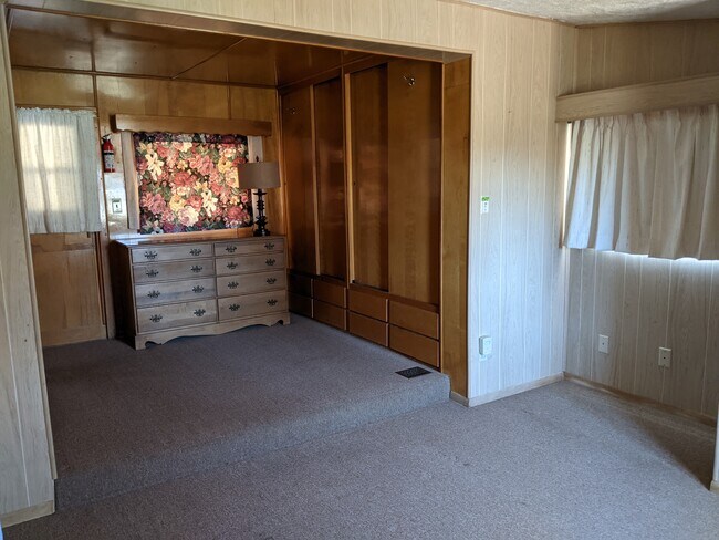 Bedroom - 1306 N Woodland Dr