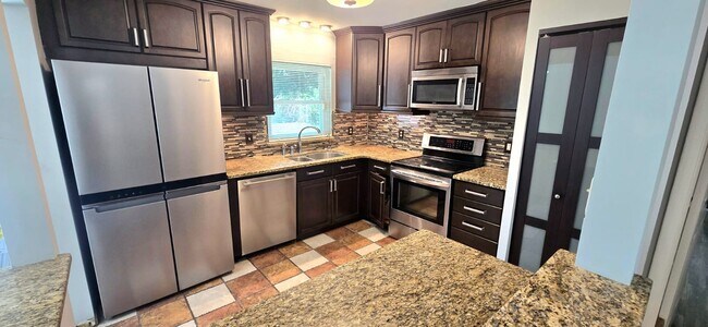 Building Photo - 1340 Paradise Ln