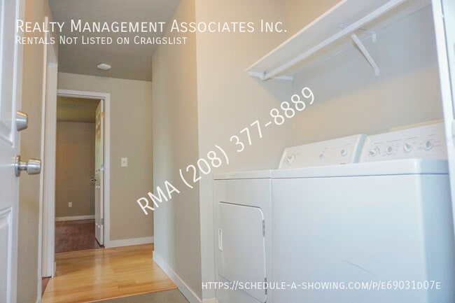 Building Photo - 1045 E Victory Rd