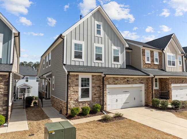 Building Photo - Like new townhome in Wykoff!